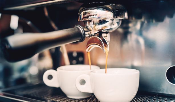 Cómo viven las personas mayores, entre lo que más sorprende a los extranjeros que viven en España