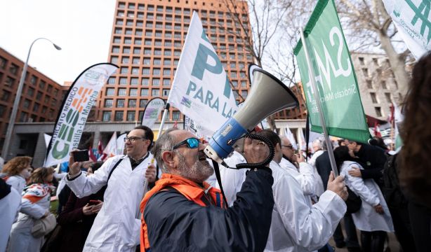 Médicos de toda España se concentran frente a Sanidad para exigir un Estatuto Marco específico