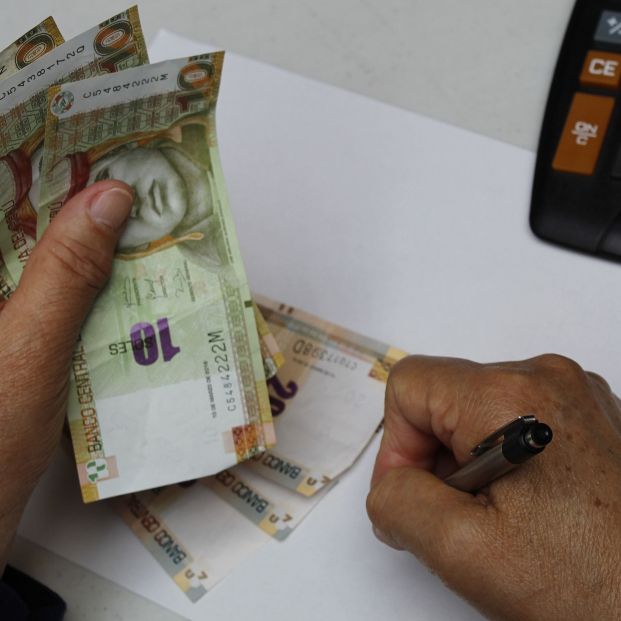Una persona peruana realizando cálculos. Fuente: Bigstock Una persona peruana realizando cálculos. Fuente: Bigstock