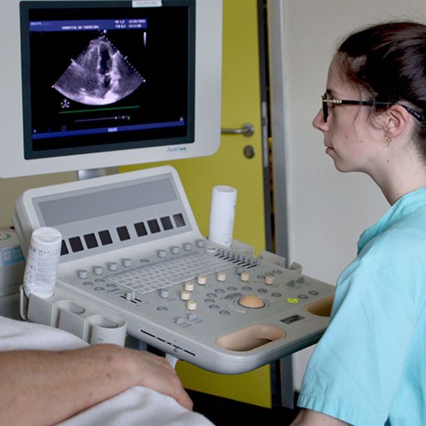 Doctora realizando un ecocardiograma. Fuente: Hospital Universitario de Torrejón