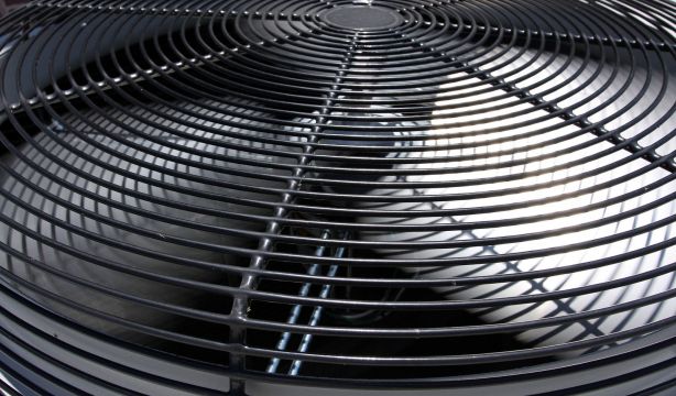 El uso de ventiladores eléctricos para combatir el calor no es efectivo para los mayores