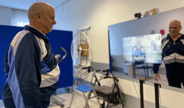 De espejos inteligentes a detectores de caídas: inventos que mejoran la vida de los mayores