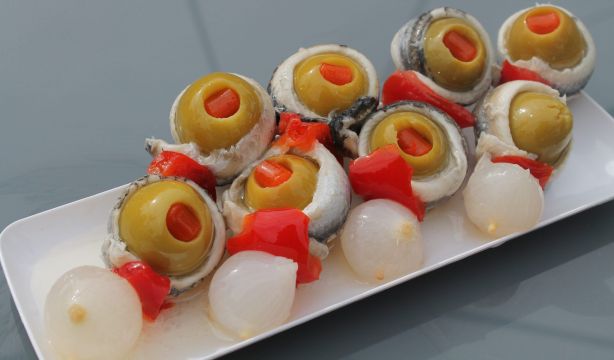 Entre banderillas, gildas, lagartos y cohetes: de ruta por los mejores encurtidos madrileños