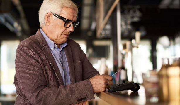 La Policía advierte de lo que nunca debes olvidar al pagar con tarjeta