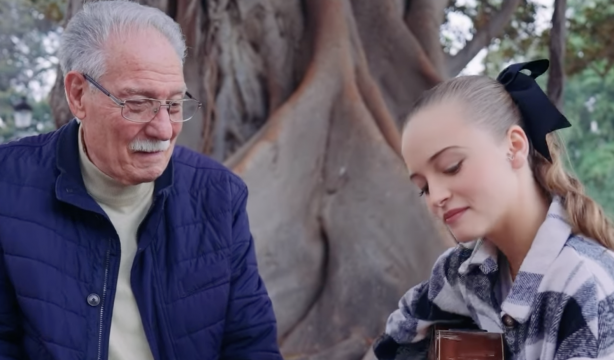 Emociona verlo: compone una canción para su abuelo y conmueve en redes