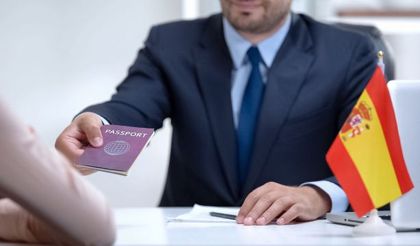 ¿Cómo solicitar la nacionalidad española sin residencia si eres nieto de un español? (Bigstock)