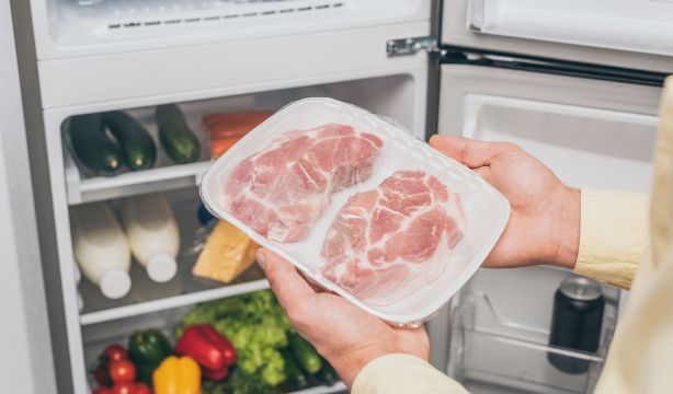 Un carnicero explica el sencillo truco casero para descongelar la carne en tan solo cinco minutos