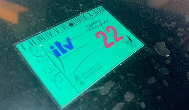 ¿Cómo utilizar la pegatina de la ITV en 2025 para evitar sanciones?