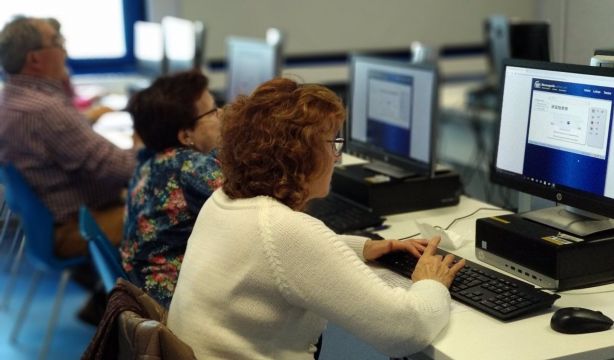 La Asamblea de Madrid respalda una iniciativa para que los mayores puedan formarse en ciberseguridad (Europa Press)
