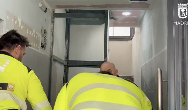 Muere tras caer por el hueco de un ascensor mientras intentaba tirar a su mujer 