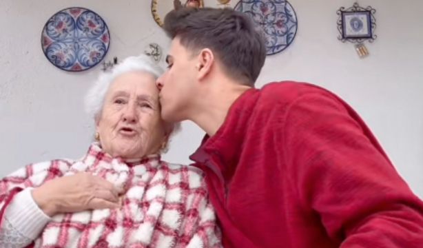 VÍDEO: Le pregunta a su abuela cómo reaccionó al saber que era homosexual y su respuesta conmueve (Instagram)