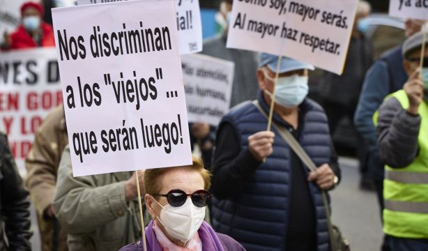 La exclusión de los mayores no cesa: la UE quiere eliminar los prospectos en papel de las medicinas