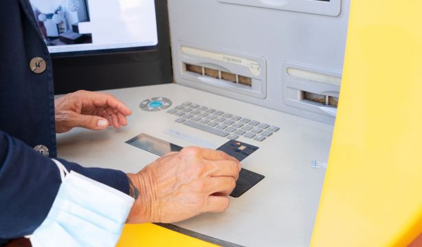 El botón que debes presionar en el cajero para evitar que te roben tu dinero