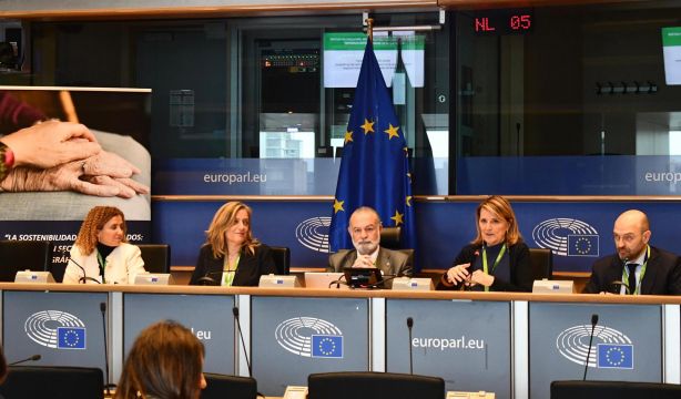 La patronal de la dependencia pide en el Parlamento Europeo que los cuidados sean un eje prioritario
