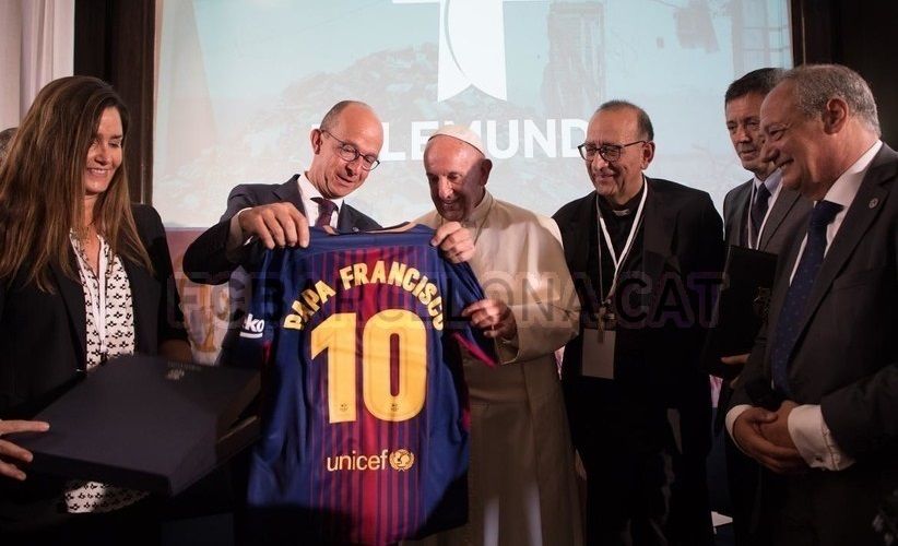 EuropaPress 1429017 futbol club barcelonabarca regala papa francisco camiseta numero messi EuropaPress 1429017 futbol club barcelonabarca regala papa francisco camiseta numero messi