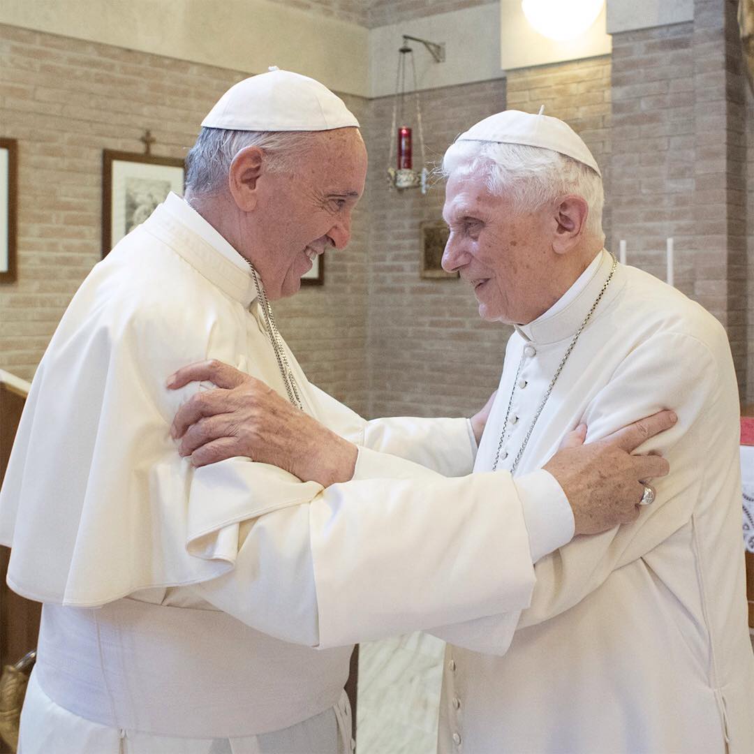 ENVisit to Benedict XVI after the Ordinary Public Consistory for the Creation of Cardinals on June 28th. PTVisita a Bento XVI após o Consistório Ordinário Público para a criação de novos Cardeais. ESVisita a Benedicto XVI tras e ENVisit to Benedict XVI after the Ordinary Public Consistory for the Creation of Cardinals on June 28th. PTVisita a Bento XVI após o Consistório Ordinário Público para a criação de novos Cardeais. ESVisita a Benedicto XVI tras e