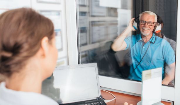 La pérdida auditiva severa aumenta el riesgo de demencia (Foto Bigstock)