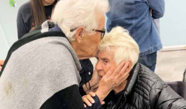 VÍDEO: El emotivo reencuentro de dos hermanas gemelas tras 29 años conmueve en TikTok