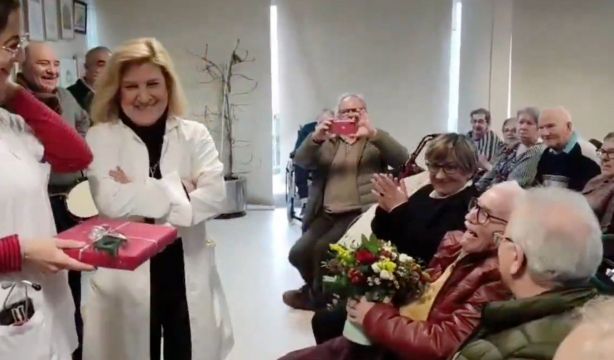 Un hombre cumple 100 años en su residencia y lo celebran por todo lo alto