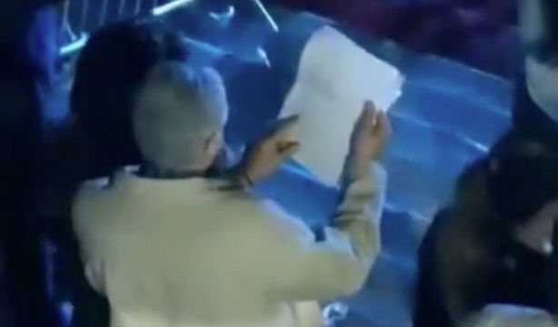 VÍDEO: Acompaña a su nieta a un concierto y se lleva las letras impresas para cantar con ella (TikTok)