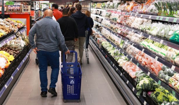 Precios por las nubes: huevos, ternera, café, pescado y recibos estrujan el bolsillo del jubilado