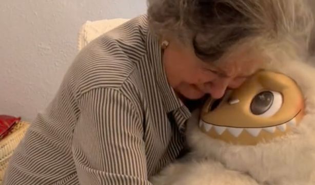 VÍDEO: La emotiva reacción de la 'Abuela de dragones' al abrir un regalo muy especial (Instagram)
