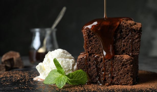 Aprende a preparar el 'brownie de las 100 horas', la receta viral del momento