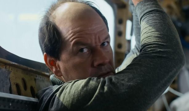 Mel Gibson regresa a los cines con 'Amenaza en el aire', un thriller claustrofóbico