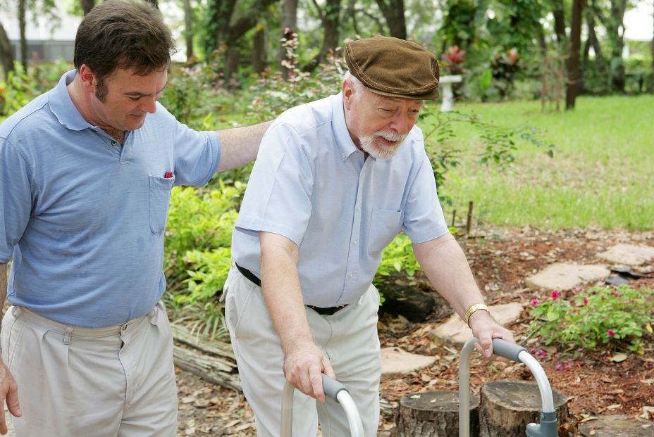 Un paciente con alzhéimer acompañado. Bigstock