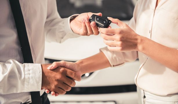 Denuncian prácticas abusivas de los concesionarios en los contratos para comprar un coche