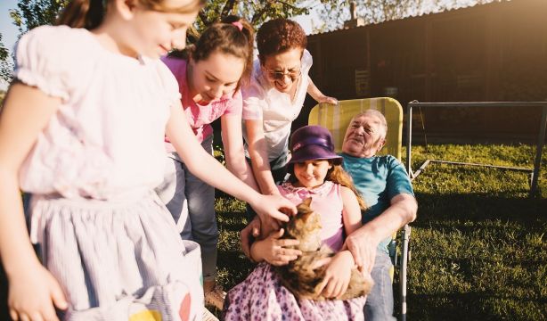 Cerca de la mitad de los abuelos cuida regularmente a sus nietos, según el CIS