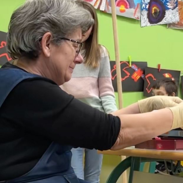 VÍDEO: La emotiva sorpresa de un grupo de niños a la limpiadora de su colegio por su jubilación (TikTok) VÍDEO: La emotiva sorpresa de un grupo de niños a la limpiadora de su colegio por su jubilación (TikTok)