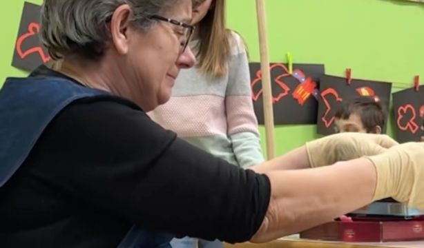 VÍDEO: La emotiva sorpresa de un grupo de niños a la limpiadora de su colegio por su jubilación (TikTok)