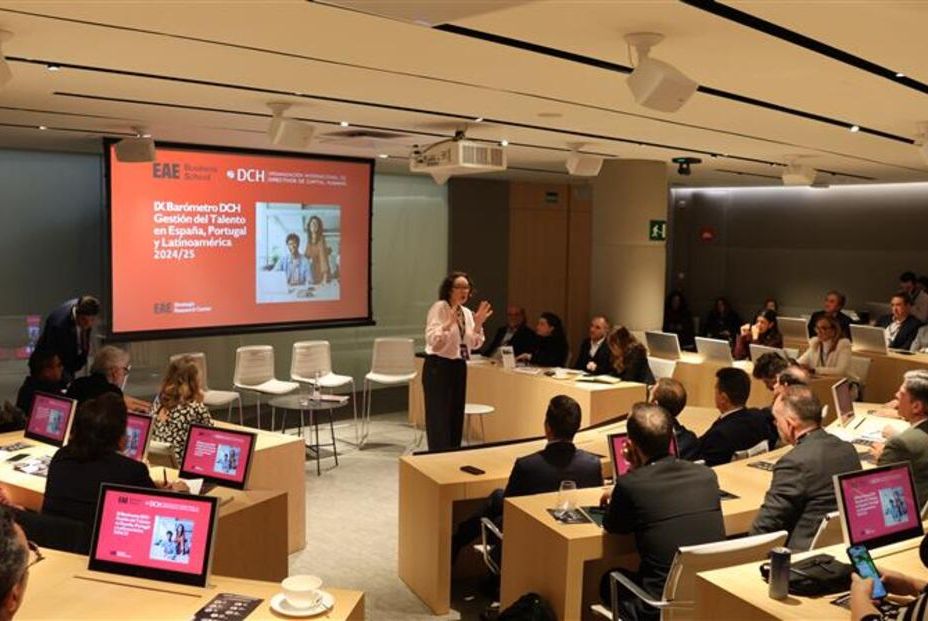 Las empresas priorizan contratar a los junior antes que a los sénior, según un estudio (EAE Business School)