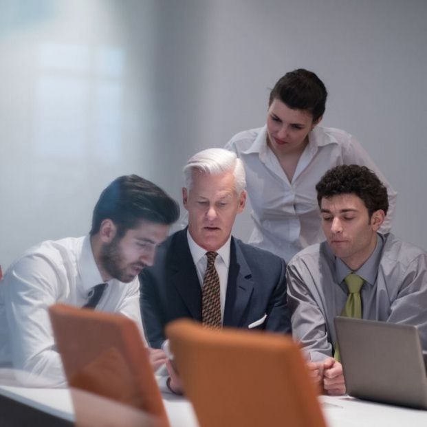 Las empresas priorizan contratar a los junior antes que a los sénior, según un estudio (Bigstock)