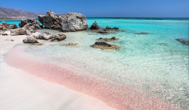 La playa más bonita del mundo tiene arena rosa y está a solo dos horas y media de España