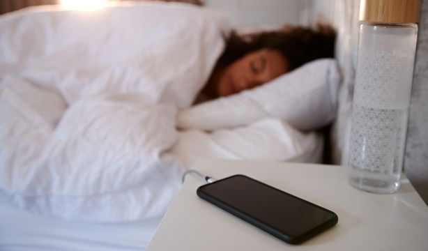 Cuidado al utilizar estos cargadores para tu móvil: pueden aumentar tu factura de la luz