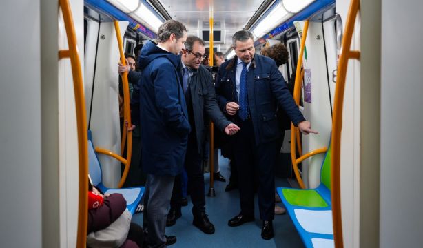 Los asientos verdes reservados para mayores se extenderán a todas las líneas del Metro de Madrid
