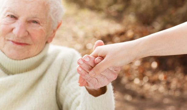 La Rioja ofrece una programación especial para visibilizar el papel de las mujeres mayores (Bigstock)