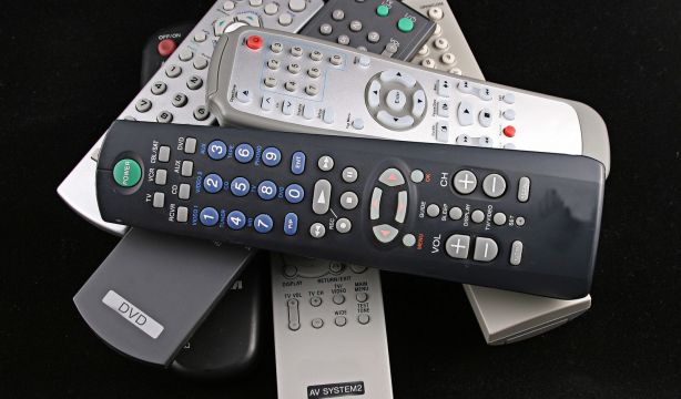 El truco del papel aluminio para poder usar pilas pequeñas en el mando, aunque no encajen