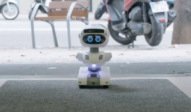Conoce a ARI: el robot que transformará la vida de los mayores de Barcelona