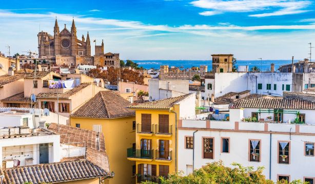 ¿Cuáles son los edificios más antiguos de Palma de Mallorca? (BigStock)