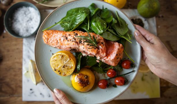 El truco para cocinar salmón y que quede "súper crujiente"