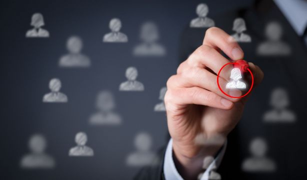 Doble discriminación de las mujeres sénior: peor sueldo y pensión, y 'forzadas' a cuidar familiares