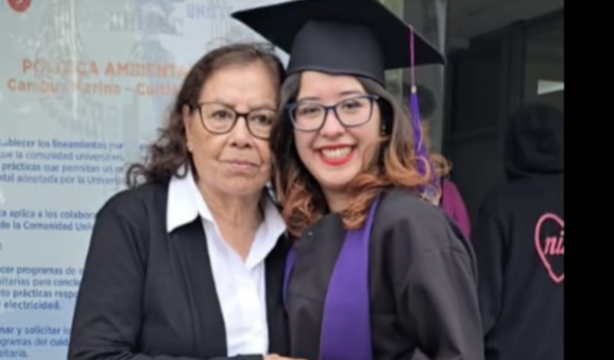 VÍDEO: El emotivo gesto de una abuela que peinó a su nieta para el día de su graduación