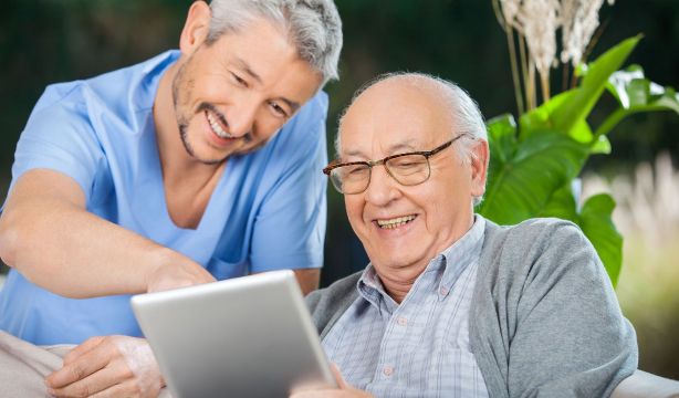 ¿Cómo la tecnología puede reforzar la salud mental de las personas mayores?