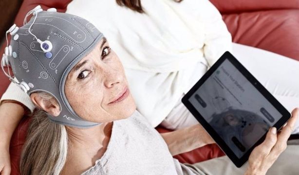 Cómo funciona el casco de Starlab que puede detectar el alzhéimer en los centros de salud