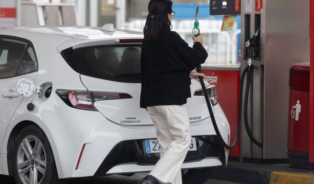 La DGT avisa: multa de hasta 100 euros al repostar si infringes esta norma