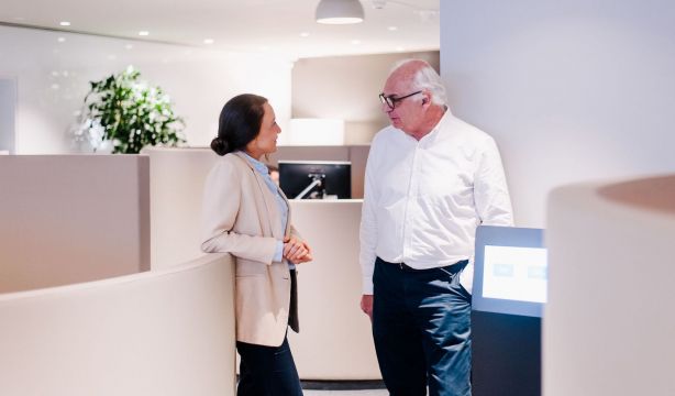 CaixaBank formará a más de 30.000 empleados en atención a personas mayores