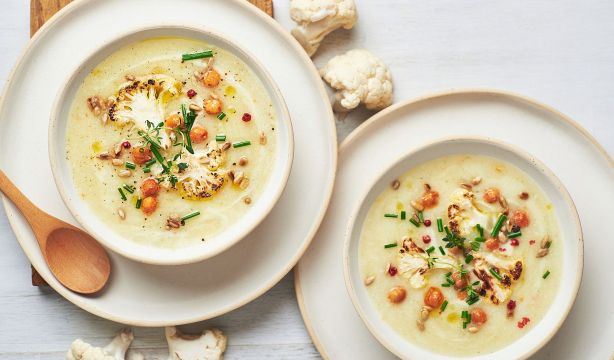 Cómo cocinar coliflor: una sencilla receta en crema y un plato con estrella del chef Ramón Freixa. Foto: bigstock